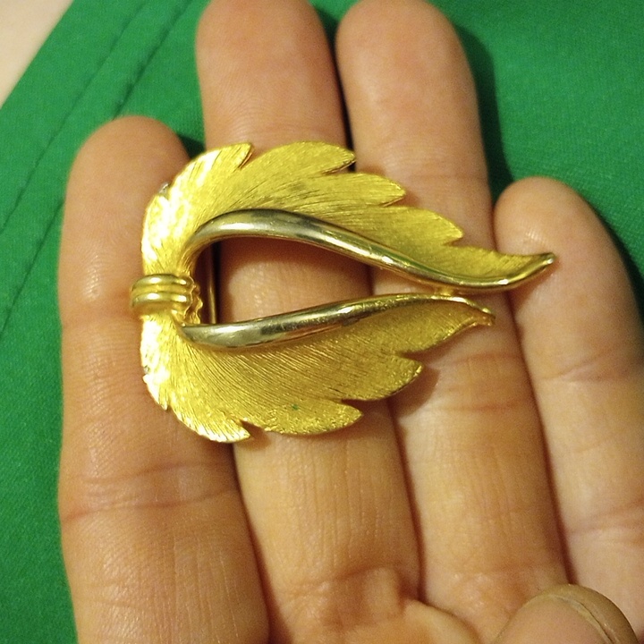 Jj Singed Gokd Plated Brooch Euc 32$